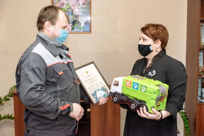Водителю свободненского предприятия «Спецавтотех» вручили награду министерства РФ