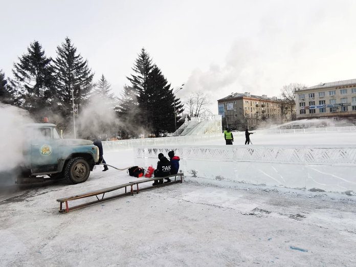 Каток в ледовом городке на площади в Свободном будет работать с прокатом коньков весь январь