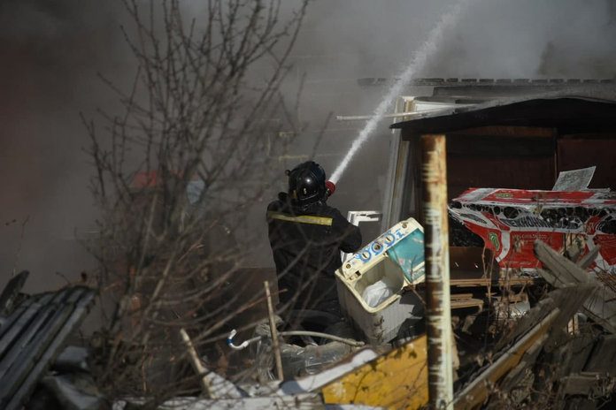 В горящем доме на окраине Свободного взорвался газовый баллон