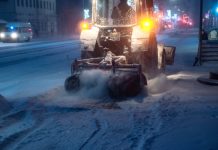 Дороги и тротуары в Свободном начали очищать от снега с раннего утра