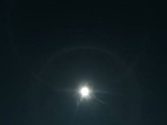 Гало вокруг Луны. Большой круг вокруг Луны. Двойные светящиеся круги. Ореол вокруг Луны Омск 16 03 2022.