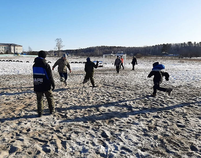 В свободненском селе Сычёвка сыграли в футбол… на снегу