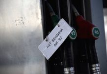 В Хабаровске начали продавать бензин по 100 рублей и места в очереди на АЗС