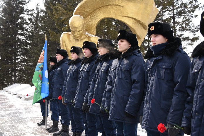 Накануне Дня защитника Отечества на Мемориале Славы в Свободном вновь заалели гвоздики