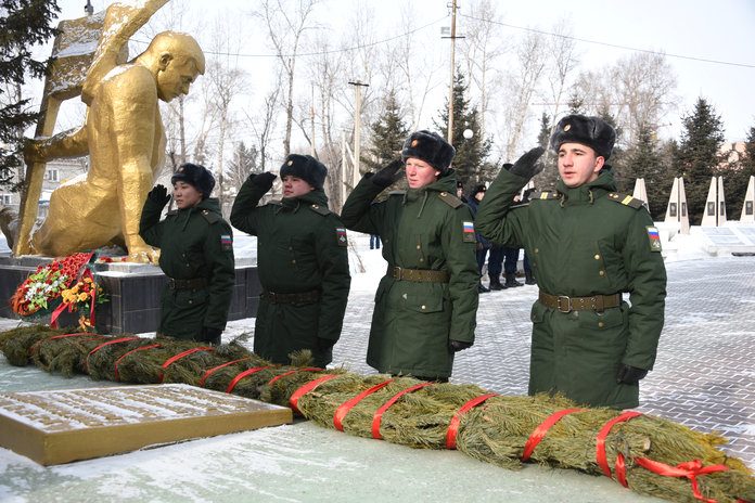Накануне Дня защитника Отечества на Мемориале Славы в Свободном вновь заалели гвоздики