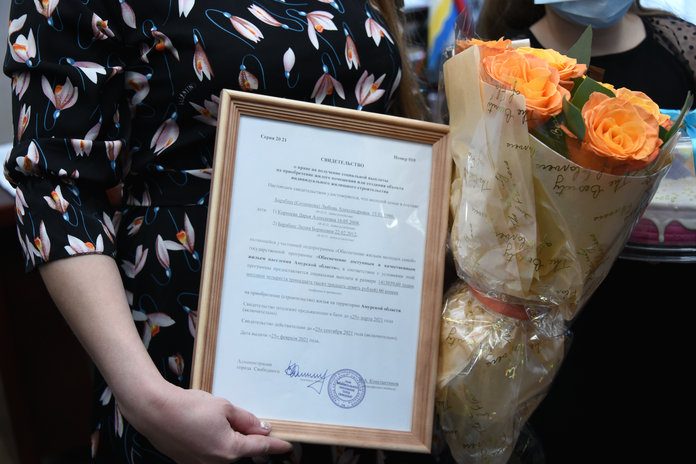 Глава Свободного вручил молодой маме жилищный сертификат накануне женского дня