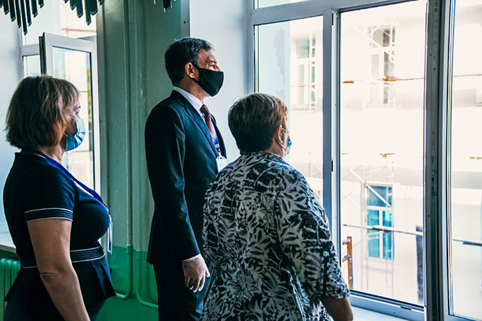 Губернатор Василий Орлов: «Ещё в 19 школах Приамурья заменят окна за счёт областного бюджета»
