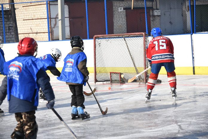На хоккейной коробке клуба «Сокол» в Свободном проходят праздничные турниры