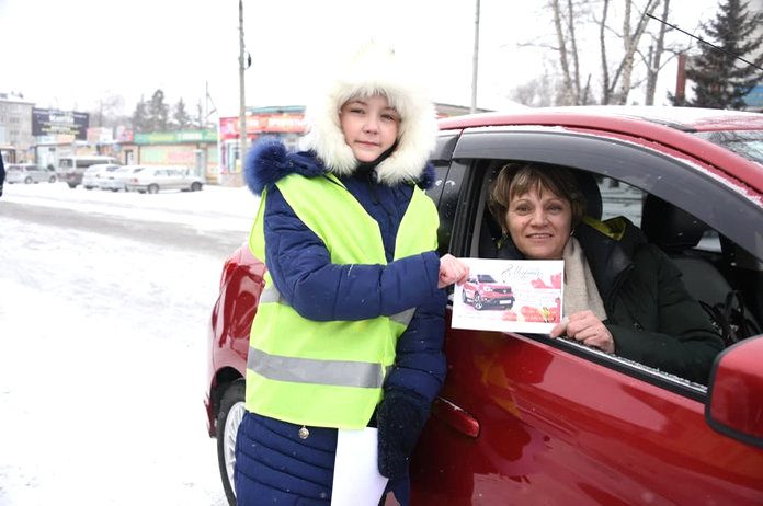 Юные инспекторы дорожного движения из свободненского села поздравили женщин-водителей