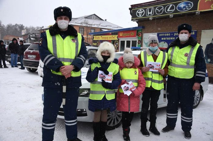 Юные инспекторы дорожного движения из свободненского села поздравили женщин-водителей