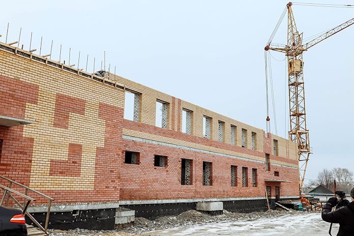 Губернатор Василий Орлов оценил ход строительства школы в Свободном
