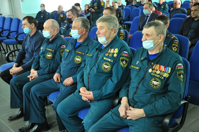 Героев-пожарных в Свободном провожали на пенсию с особыми почестями