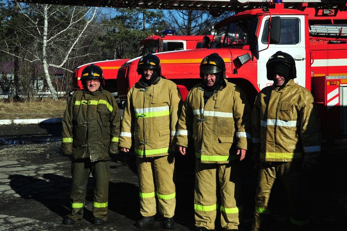 Героев-пожарных в Свободном провожали на пенсию с особыми почестями