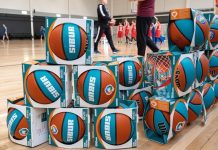 Баскетболисты Свободного получили в подарок уникальные экомячи из переработанного пластика