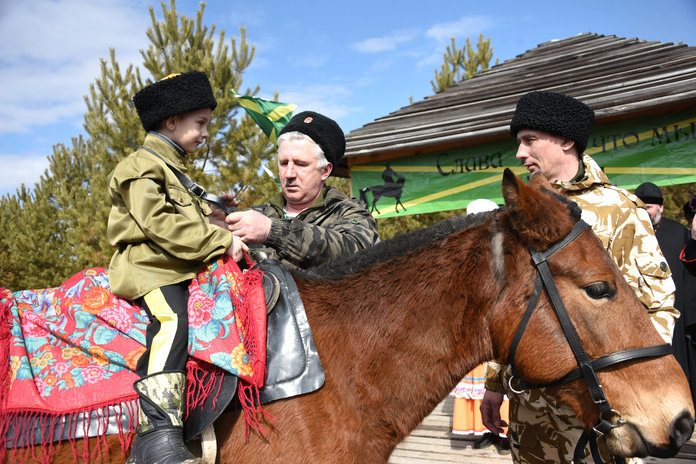 На войсковом празднике у амурских казаков провели обряд «посажения на коня»