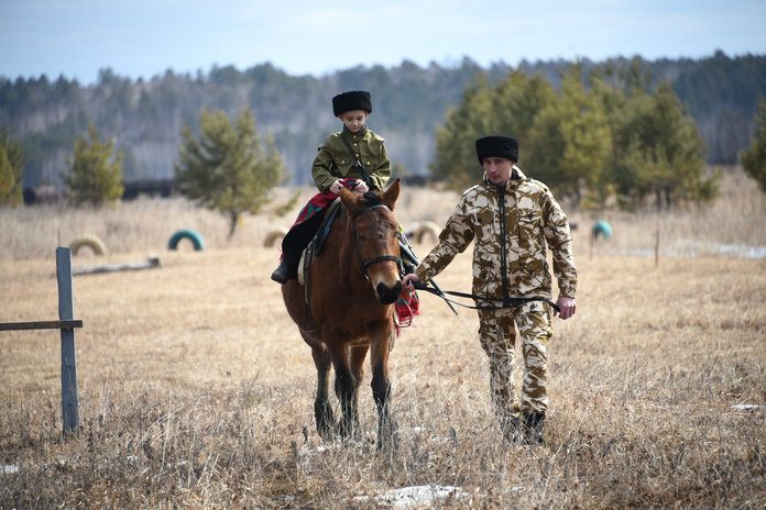 На войсковом празднике у амурских казаков провели обряд «посажения на коня»