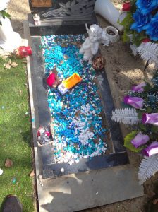 На кладбище в Свободном крадут с могил свежие цветы