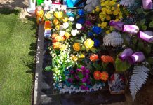 На кладбище в Свободном крадут с могил свежие цветы