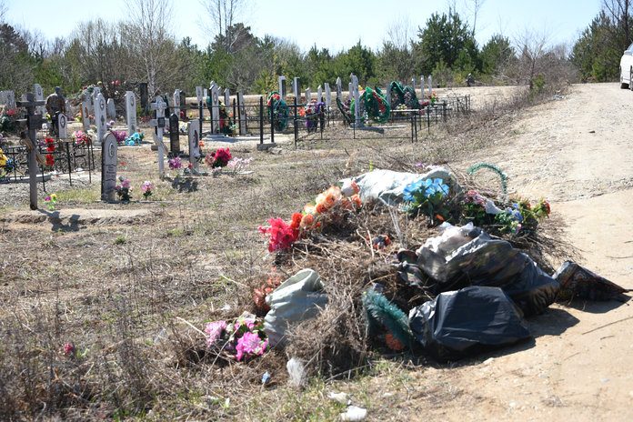 Радоницу на кладбищах Свободного встретили с молитвой и в борьбе с мусором