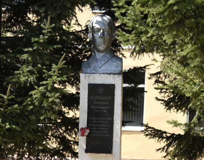 Тайна установленного в Свободном бюста Героя Советского Союза Дмитрия Карбышева пока не раскрыта