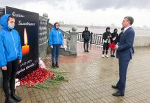 Губернатор Приамурья Василий Орлов возложил цветы к мемориалу погибшим в Казани