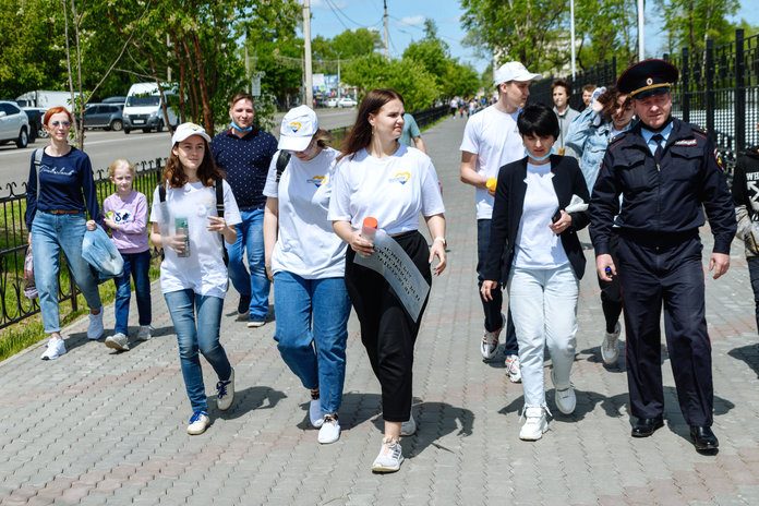 Участники акции в Свободном призывали юных пешеходов снимать наушники перед «зеброй»