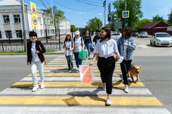 Участники акции в Свободном призывали юных пешеходов снимать наушники перед «зеброй»