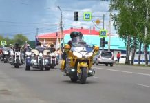 Более 40 байкеров проехали колонной по улицам Свободного с флагами России