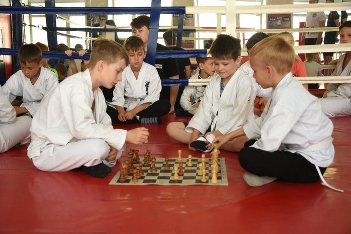 Тренер Потехин в Свободном обучает детей боевым искусствам и игре в шахматы
