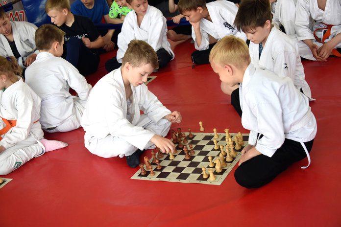 Тренер Потехин в Свободном обучает детей боевым искусствам и игре в шахматы