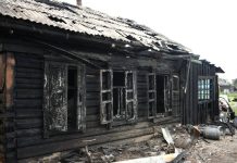 Многодетная семья в Свободном после пожара осталась без дома и вещей