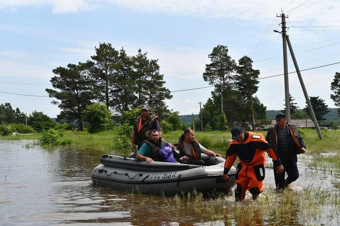 Спасатели вывозят людей и домашних животных из затопленных сёл Приамурья
