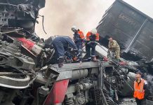 Спасатели ведут работы на месте столкновения двух грузовых поездов в Приамурье