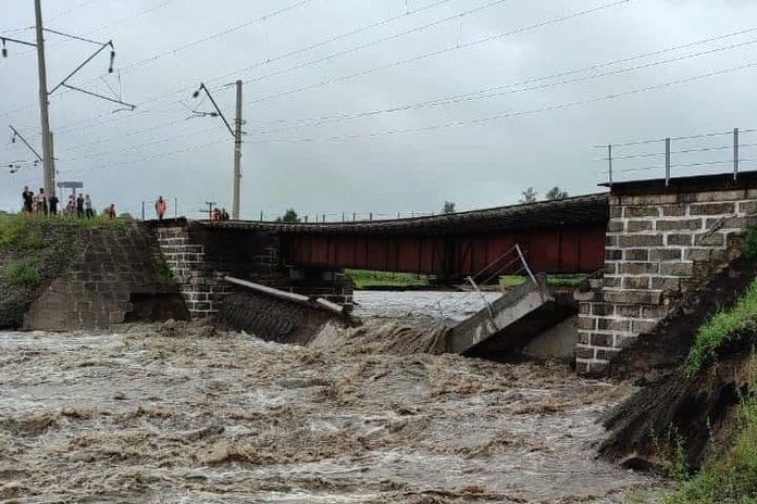 На Транссибирской магистрали из-за паводков обрушился железнодорожный мост