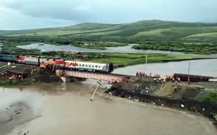 Глава РЖД наградил работников, предотвративших выезд поездов к месту размыва моста на Транссибе