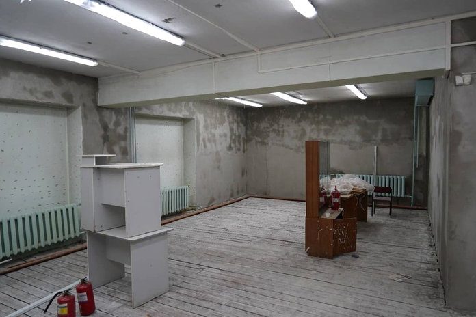 Глава Свободного Владимир Константинов проверил ход ремонта в библиотеках-филиалах