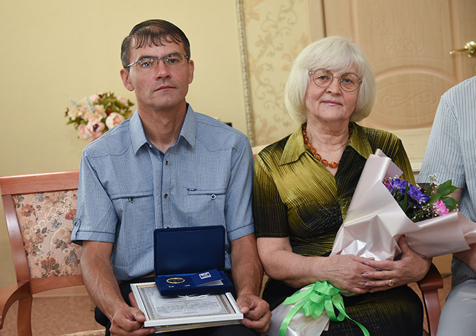 Медали «За любовь и верность» вручили двум известным в Свободном семейным парам
