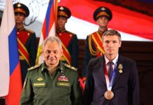 Министр обороны РФ вручил медаль российскому боксёру Андрею Замковому