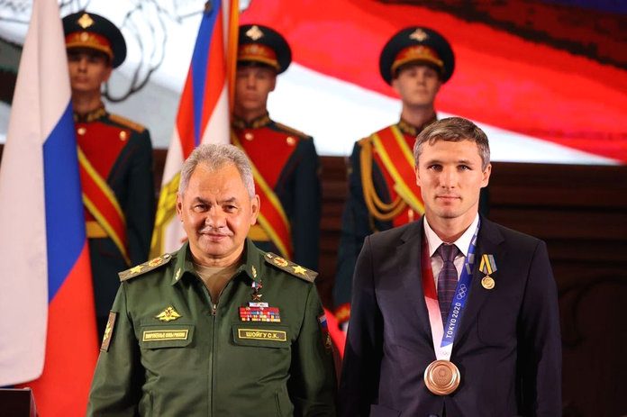 Министр обороны РФ вручил медаль российскому боксёру Андрею Замковому