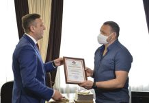 Председатель амурского Заксобрания поблагодарил врача областной больницы за спасение ребёнка