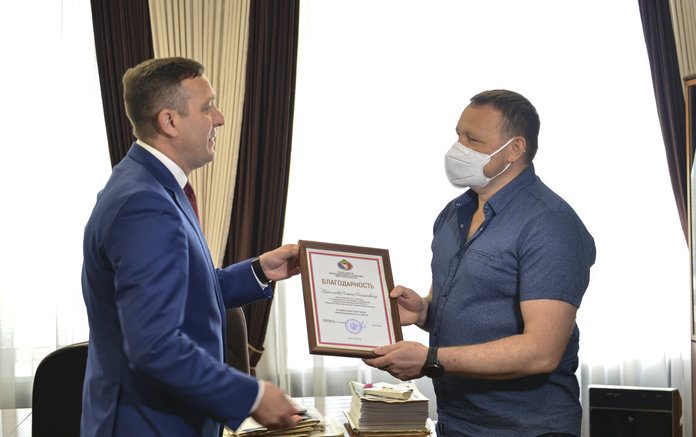 Председатель амурского Заксобрания поблагодарил врача областной больницы за спасение ребёнка