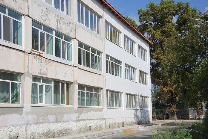 Здание школы в залинейном микрорайоне Свободного станет после ремонта трёхцветным
