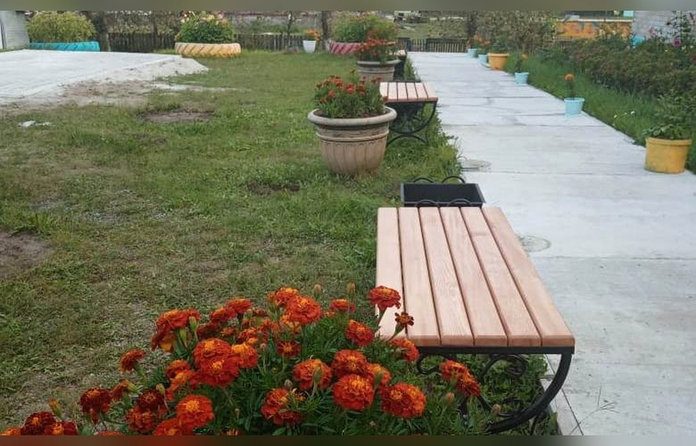 Цветники и большие шахматы украсили школьный двор в свободненском селе Сычёвка