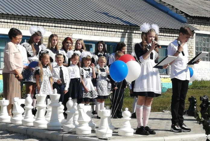 Цветники и большие шахматы украсили школьный двор в свободненском селе Сычёвка