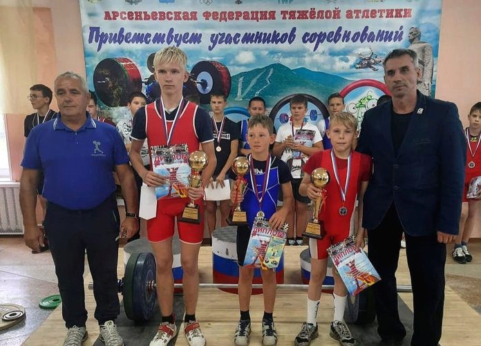 Юные силачи из Свободного Кира и Сергей Бобровы стали лучшими на турнире городов ДФО