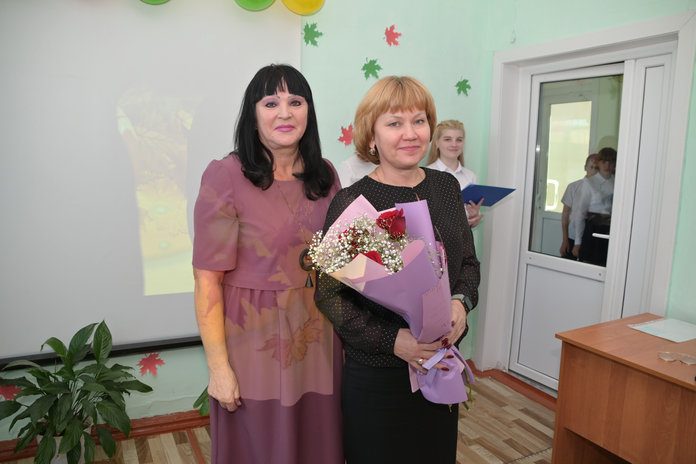 Сотни педагогов в Свободном принимали поздравления с Днём учителя