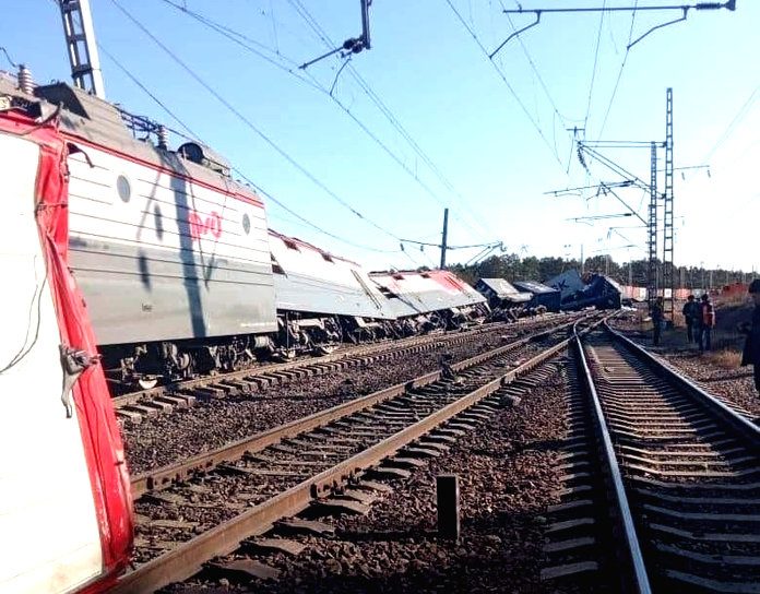На станции Ледяная при столкновении КамАЗа с грузовым поездом погиб водитель и пострадала локомотивная бригада