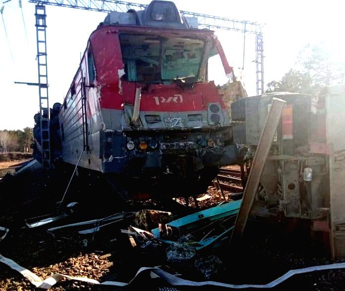 На станции Ледяная при столкновении КамАЗа с грузовым поездом погиб водитель и пострадала локомотивная бригада