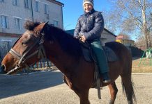 Трудных подростков в Свободном помогает перевоспитать лошадь Маруся