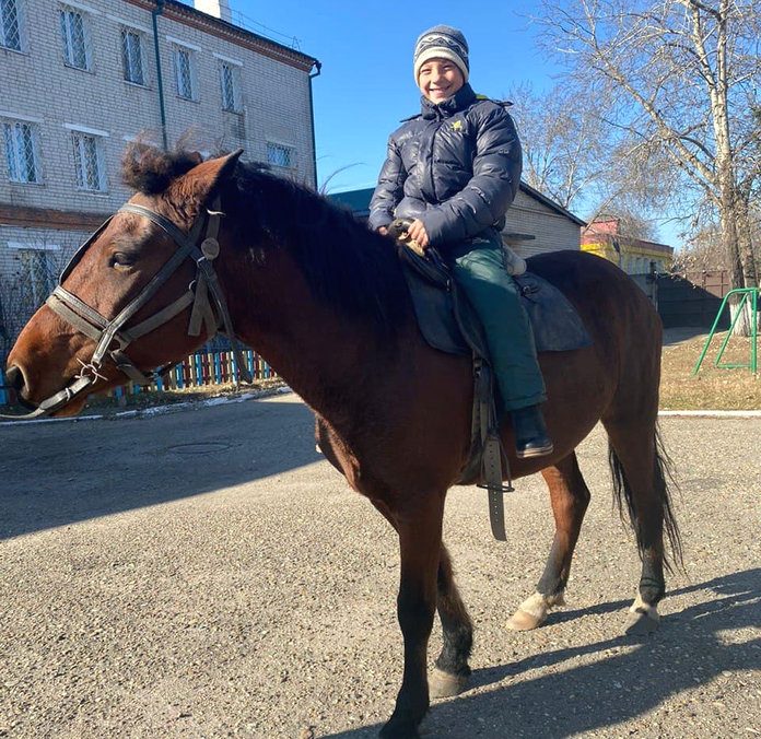 Трудных подростков в Свободном помогает перевоспитать лошадь Маруся